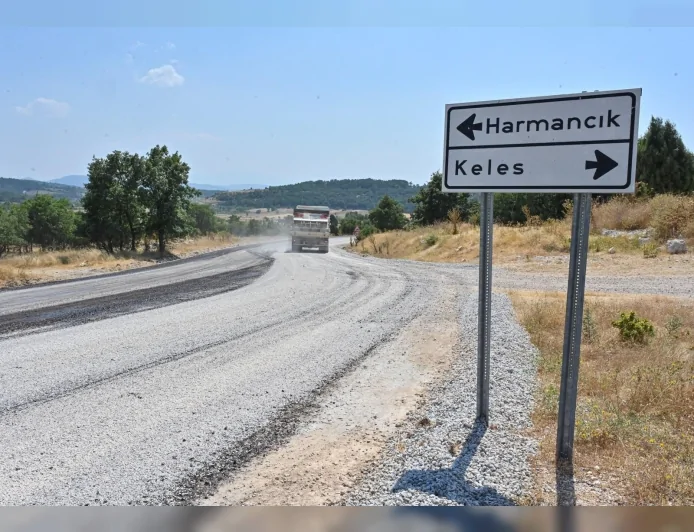 Bursa Büyükşehir Belediyesi Harmancık’ta 5 Mahallenin Yollarını Yenilemek İçin 10 Kilometrelik Sathi Kaplama Çalışması Başlattı