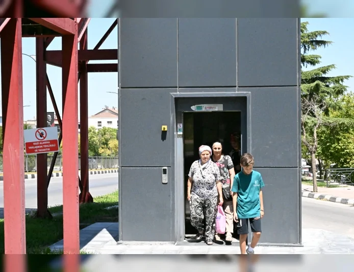 Manisa Büyükşehir Belediyesi, Kuşlubahçe’deki Kader Atabey Yaya Üst Geçidi’ne asansör kazandırdı