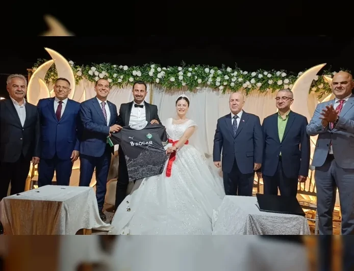 Tuzluca Belediye Başkanı Ahmet Sait Sadrettin Türkan, yeğeni Erkan Türkan ile Melis Gelegen’in nikahını kıydı