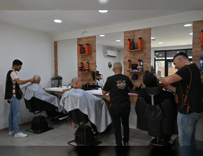Manisa Büyükşehir Belediyesi’nin Emekli Kafe’sinde 50 Yaş Üstü ve Engellilere Uygun Fiyatlı Kuaför Hizmeti