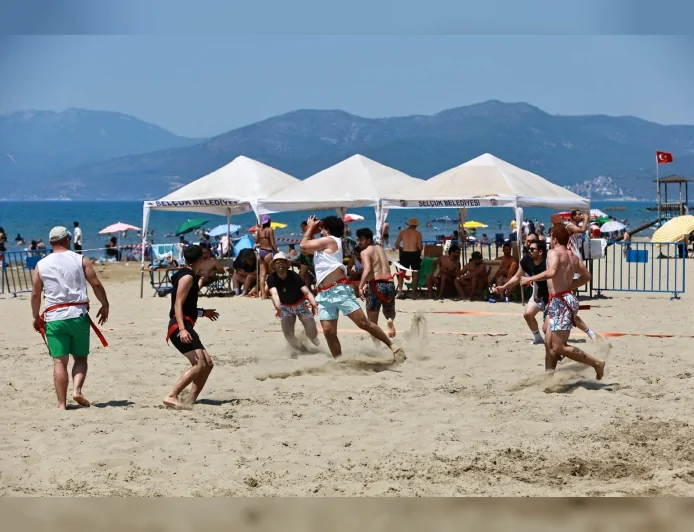 Efes Selçuk Pamucak Sahili, 14 Takım ve 150 Sporcunun Katıldığı Beach Flag Futbol Turnuvasına Ev Sahipliği Yaptı
