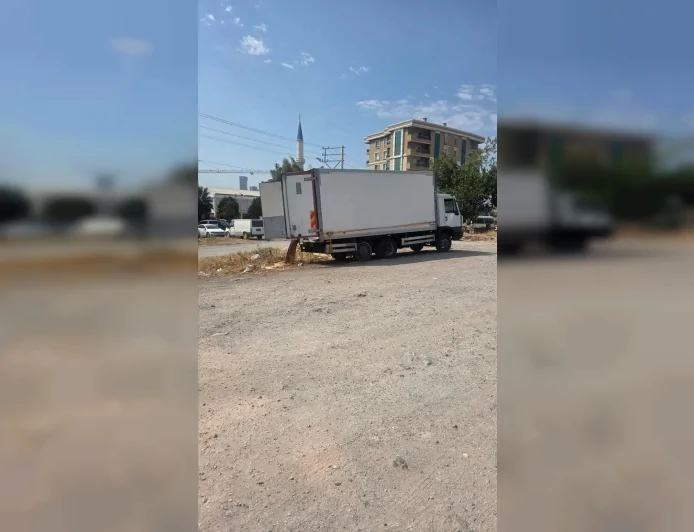 Bayraklı Belediyesi ekipleri kamu alanına kaçak atık döken kişiye suçüstü müdahale etti