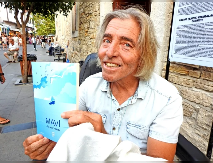 Çeşmeli Şair Ali Ayhan’ın “Mavi” Kitabı Kısa Sürede Üçüncü Baskıya Ulaştı