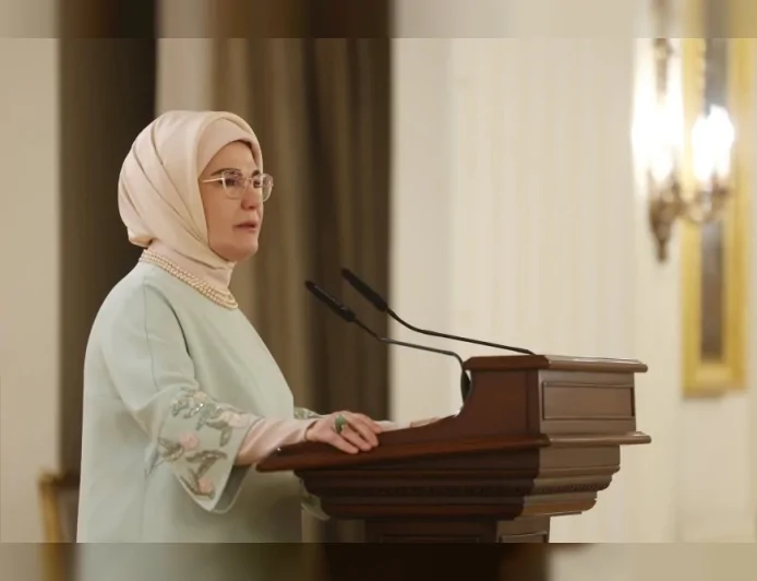 Emine Erdoğan: “AK Parti’nin 25’inci yaşı kutlu olsun, ülkemize yeni ufuklar açacağına inanıyorum”