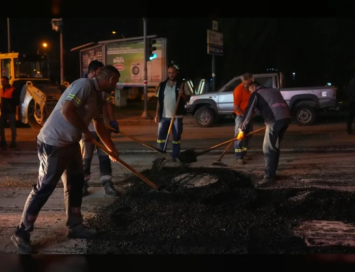 Eskişehir Büyükşehir Belediyesi Gece Mesaisiyle 2. Arabacılar Caddesi’ndeki Yolları Yeniliyor