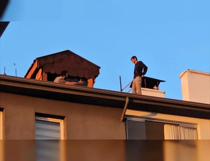 Çorum’da 5 katlı apartmanın çatısına çıkan kişi polis ekiplerinin iknasıyla indirildi