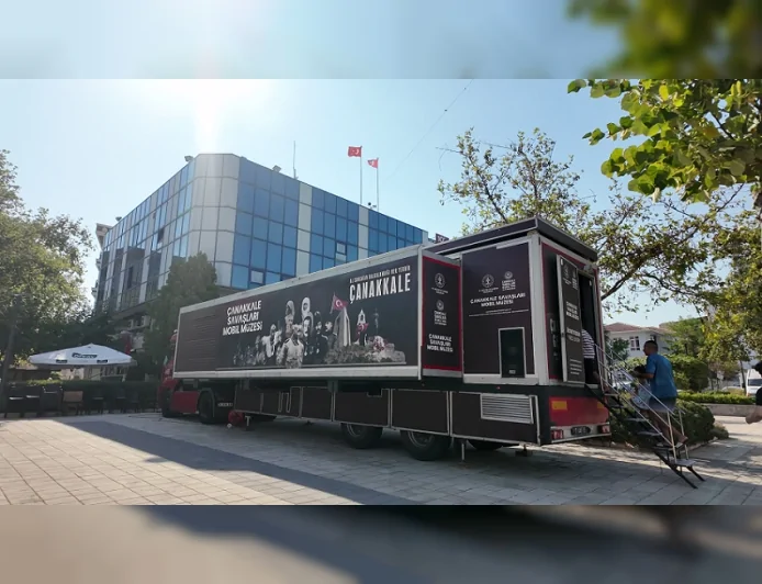Çanakkale Savaşları Mobil Müzesi Menderes’te Tarihi Yeniden Canlandırdı, Ziyaretçilerden Büyük İlgi Gördü