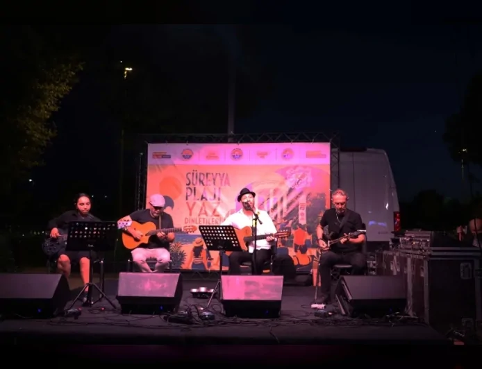 Maltepe’nin simgesi Süreyya Plajı’nda Yaz Dinletileri Emre Budaklı konseriyle devam etti