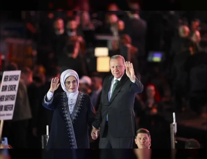 Emine Erdoğan: “AK Parti’nin çeyrek asırlık hizmet anlayışının milletimizin gönlünde daha nice yıllar karşılık bulmasını diliyorum”