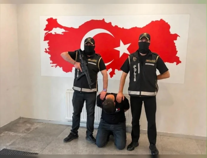 İçişleri Bakanlığı: “Yeni nesil suç örgütüyle bağlantılı olarak aranan Ö.A.K. Bakü’de yakalanarak ülkemize getirildi”