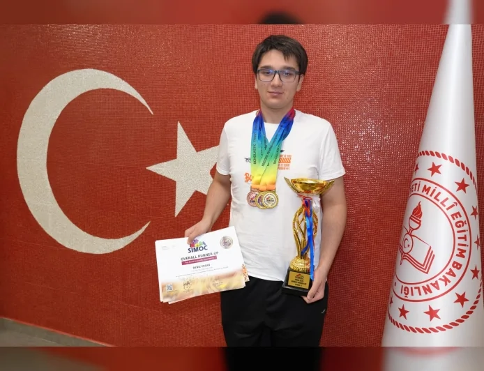 İzmir İl Millî Eğitim Müdürü Dr. Ömer Yahşi: “Deniz’in başarısı eğitimin gerçek gücünü ortaya koyan kıymetli bir örnektir”