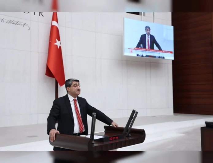 DEVA Partisi Genel Başkan Yardımcısı Mehmet Emin Ekmen: “Mersin’in sahilleri mikroplastik kirliliğe bırakılıyor”