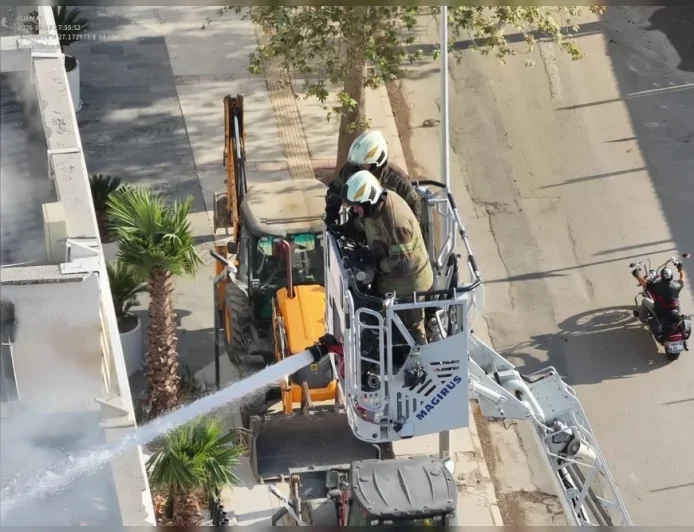 Konak’ta 8 katlı banka binasının çatısında yangın 40 dakikada kontrol altına alındı
