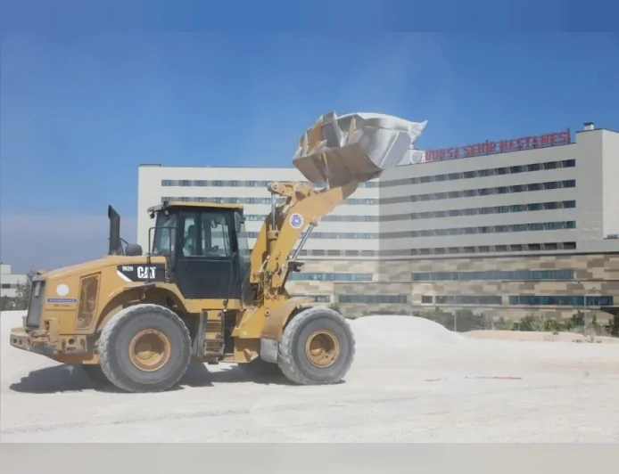 Bursa Şehir Hastanesi’nin yaklaşık 700 metrelik iç yolları yenilenerek ulaşım konforu ve güvenliği artırıldı