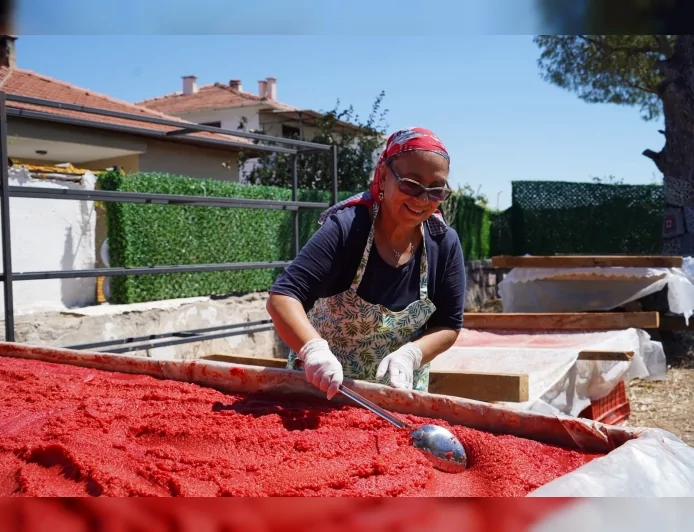 Küçükköy’de kadınların emeği Ayvalık güneşiyle buluşarak geleneksel salçaya dönüşüyor