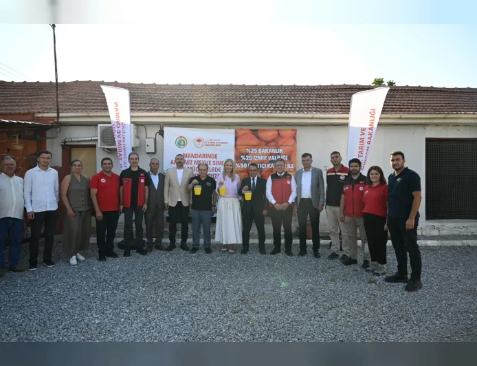 İzmir Selçuk’ta 51 üreticiye 7 bin 280 biyoteknik tuzak dağıtıldı
