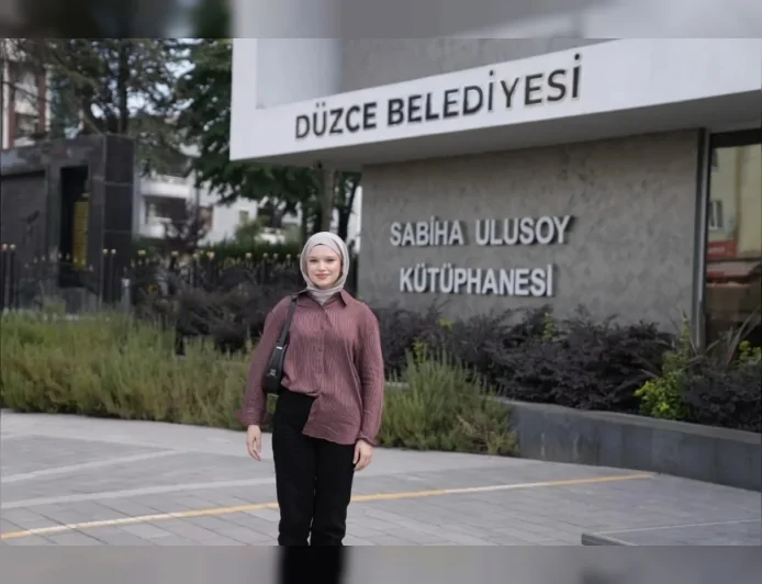Düzce’de Kütüphaneden Türkiye Derecesine Uzanan Başarı: Ravza Yıldırım, Hukuk Fakültesine Tam Burslu Yerleşti