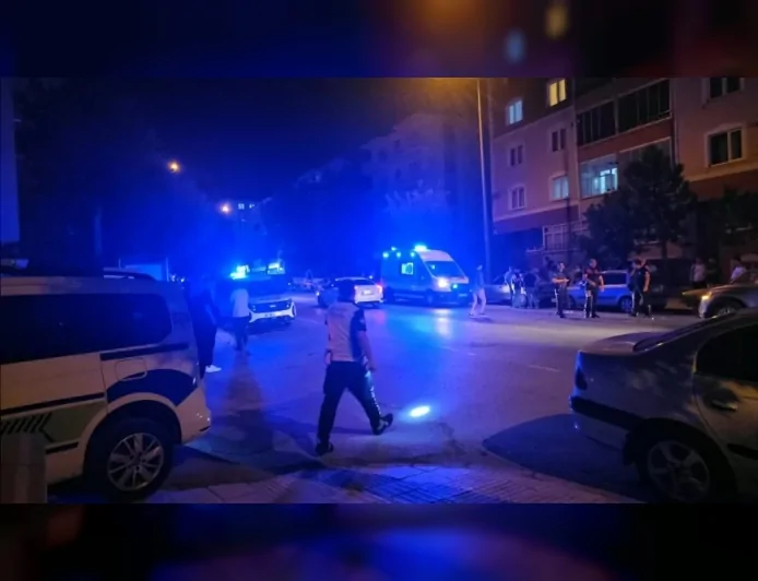 Çorum’da yolun karşısına geçmeye çalışan yayaya otomobil çarptı, 1 kişi yaralandı