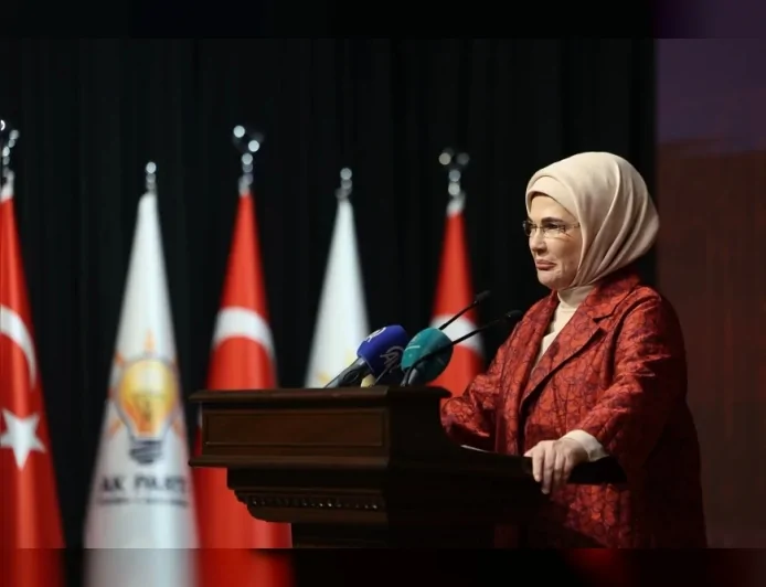 Cumhurbaşkanı Erdoğan’ın eşi Emine Erdoğan: “Mevlit Gecesi kalplerimizi iyilikte buluştursun”
