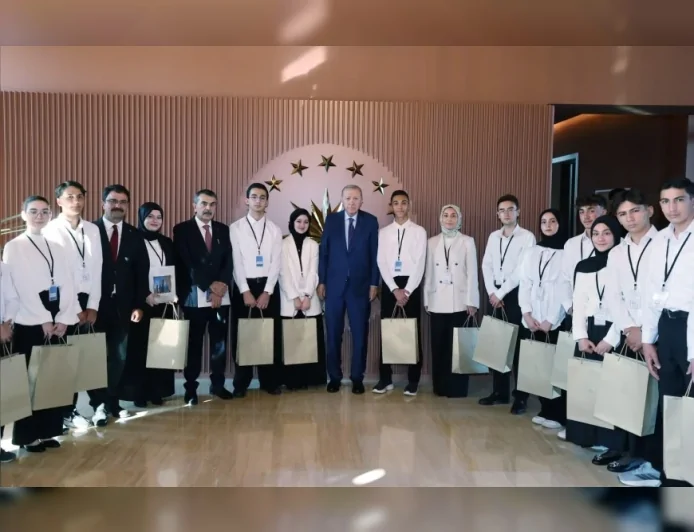 Cumhurbaşkanı Erdoğan Ahlat’ta “Maziden Atiye” Programına Katılan Gençleri Kabul Etti