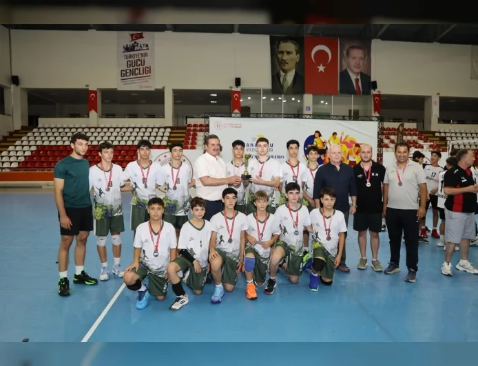 Manisa Erkek Voleybol İl Karması Anadolu Yıldızlar Ligi’nde Türkiye ikincisi oldu