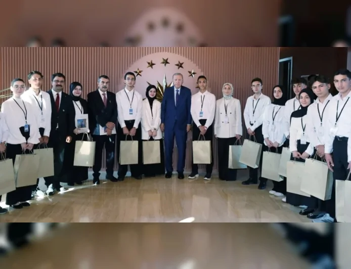 Cumhurbaşkanı Erdoğan Ahlat’ta “Maziden Atiye” Programına Katılan Öğrencileri Kabul Etti