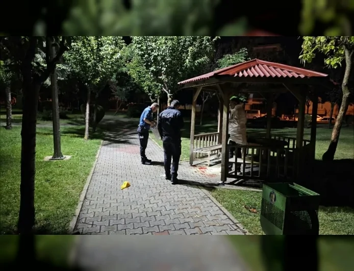 ÇORUM’DA ÇOCUK PARKINDA SOSYAL MEDYA YAYINI YAPAN 2 KİŞİ TÜFEKLE VURULARAK YARALANDI