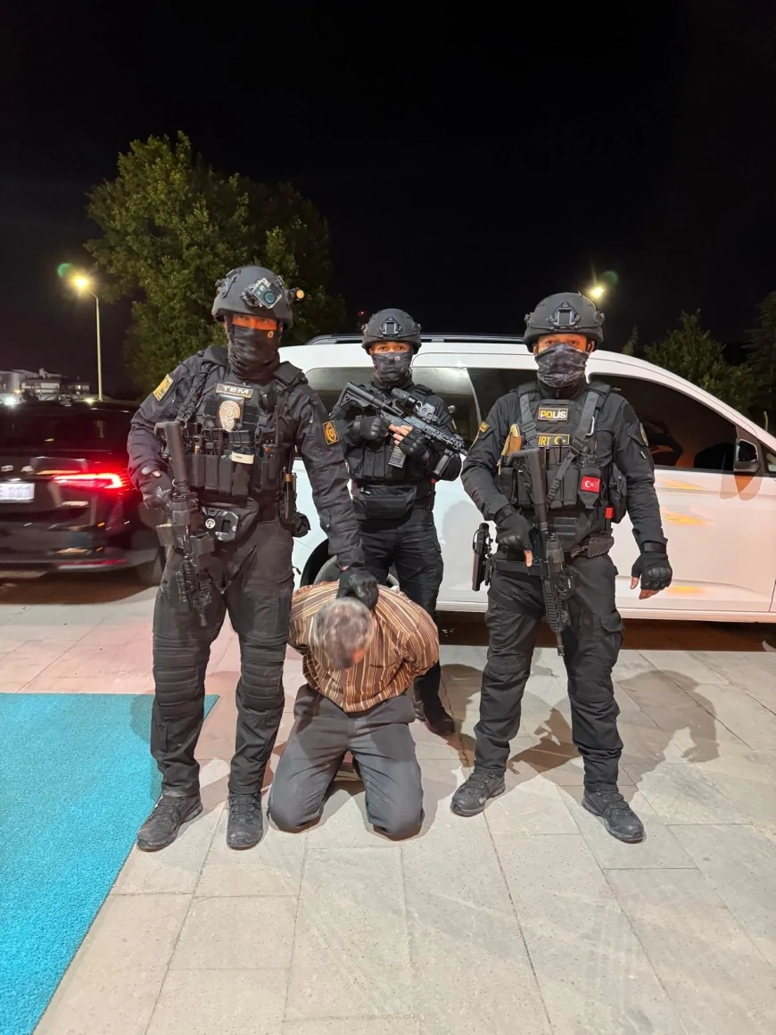 15 Temmuz'da Cumhurbaşkanına yönelik suikast girişiminde yer alan kırmızı bültenle aranan FETÖ mensubu B.K. Afyonkarahisar'da yakalandı