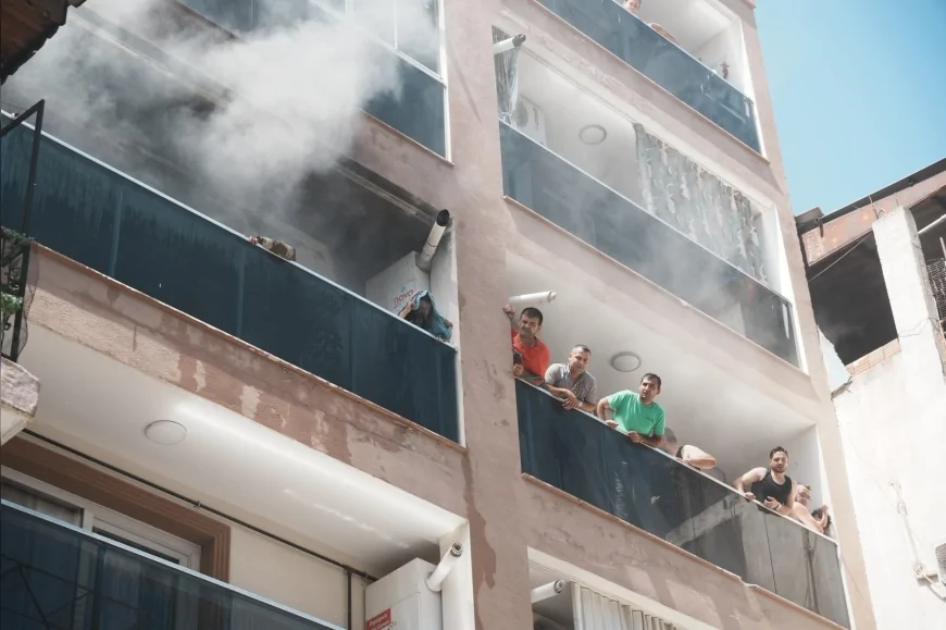 İzmir Büyükşehir Belediyesi İtfaiyesi Bayraklı'daki yangında aralarında 4 çocuğun bulunduğu 10 kişiyi kurtardı