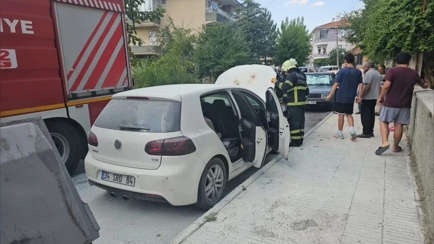 Çorum'da Park Halindeki Otomobilin Motorunda Çıkan Yangın İtfaiye ve Vatandaşların Müdahalesiyle Söndürüldü