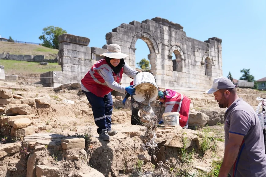 Düzce Belediyesi Konuralp Antik Tiyatro Kazılarına Gönüllü Destekle Tarihi Mirası Geleceğe Taşıyor