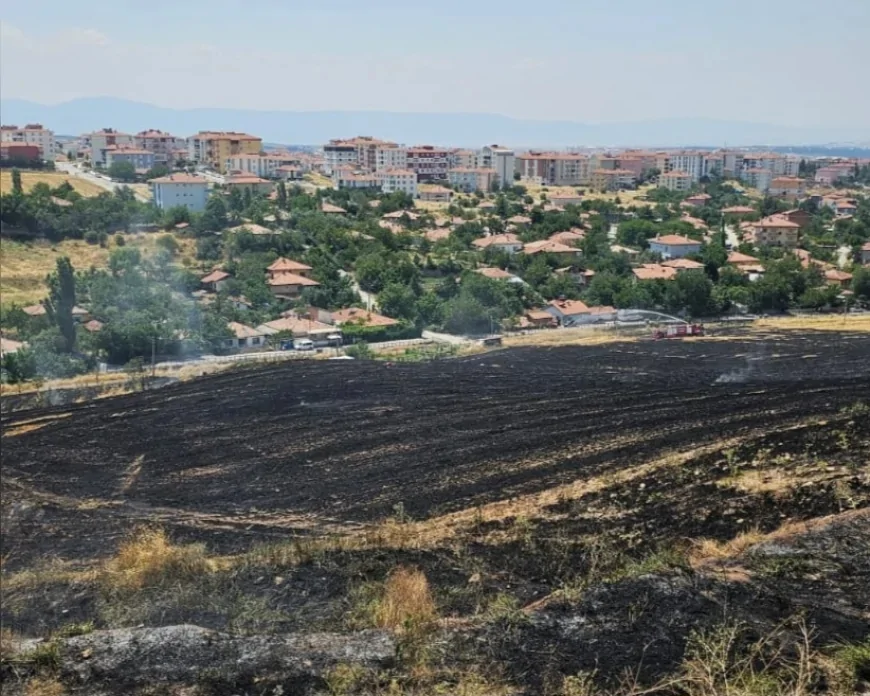 Çorum'da Şehitlik Arkasındaki Anız Yangınına Müdahalede İtfaiye Araçları Tarlaya Saplandı