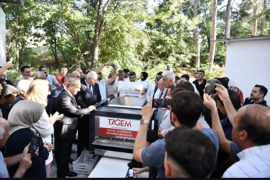 Malatya'da Yerli Kayısı Çekirdeği Çıkarma Makinası Tanıtıldı, Üretimde Verimlilik ve Katma Değer Hedefleniyor