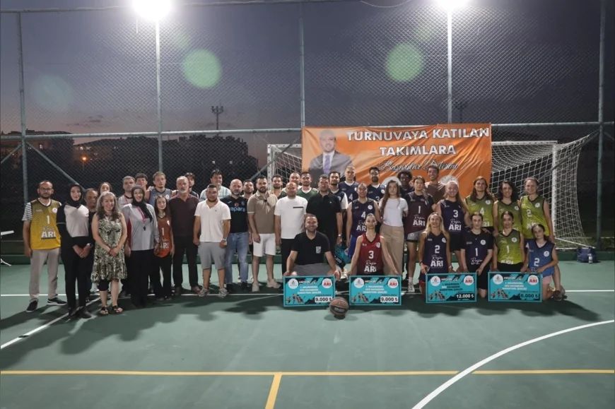 Nevşehir Belediyesi’nin düzenlediği 1. Geleneksel Kayaşehir 3x3 Basketbol Şenliği ödül töreniyle tamamlandı