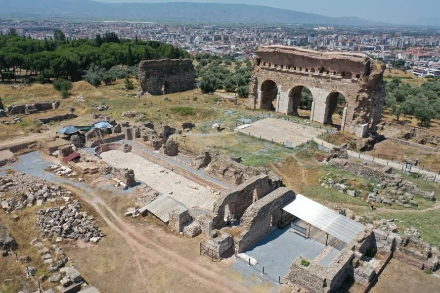 Kültür ve Turizm Bakanı Mehmet Nuri Ersoy: “Tralleis Antik Kenti’nde 2 bin yıllık yaklaşık 300 kişilik antik havuzu gün yüzüne çıkardık”