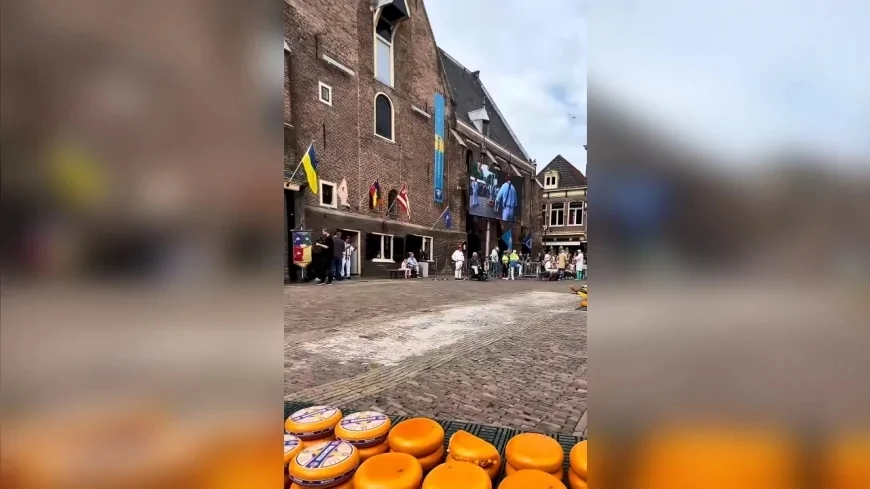Hollanda’nın Yaklaşık 700 Yıllık Alkmaar Peynir Pazarı Geleneksel Gösterileri ve Eşsiz Lezzetleriyle Yoğun İlgi Görüyor