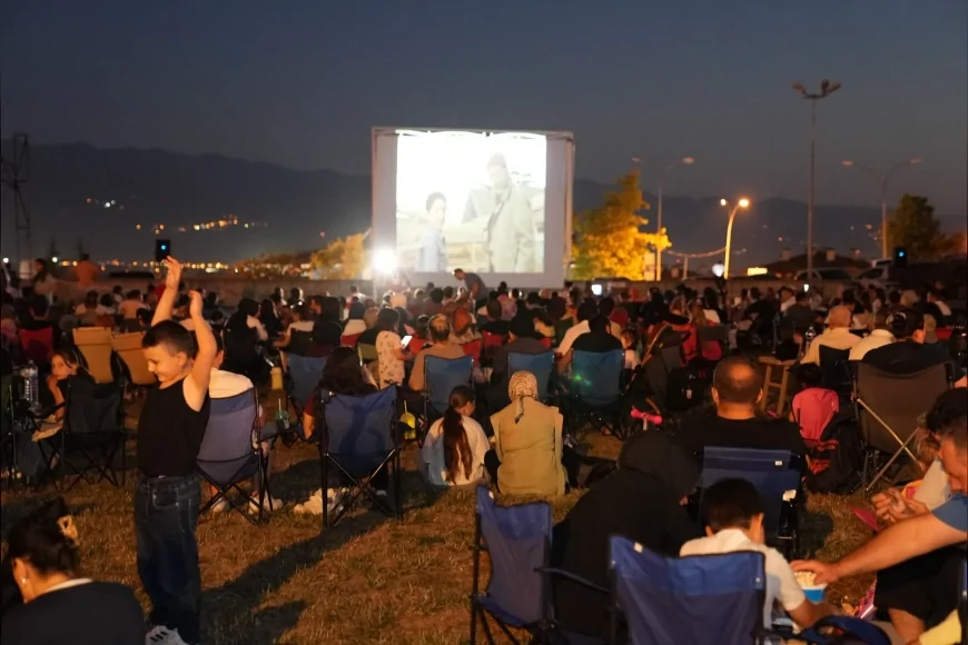 Düzce Belediyesi Açık Hava Sinema Akşamlarını Başlattı, Yeşil Vadi'nde Yüzlerce Vatandaş Aileleriyle Bir Araya Geldi!