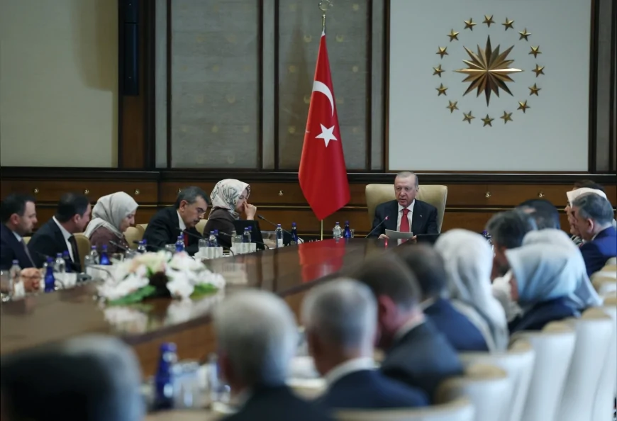 Cumhurbaşkanı Recep Tayyip Erdoğan, Kahramanmaraş'taki okul saldırısında hayatını kaybedenlerin ailelerini Cumhurbaşkanlığı Külliyesi'nde kabul etti