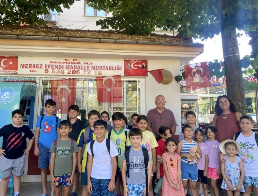 Yunusemre Belediyesi Merkez Efendi Mahallesi'ndeki Çocukları Yüzme Etkinliğinde Buluşturdu