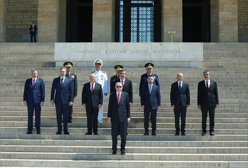 Cumhurbaşkanı Recep Tayyip Erdoğan, Yüksek Askerî Şûra Toplantısı öncesinde YAŞ üyeleriyle Anıtkabir’i ziyaret etti