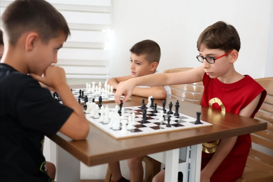 Efeler Belediyesi ücretsiz satranç kurslarıyla çocukların yaz tatilini eğitim ve stratejiyle buluşturuyor