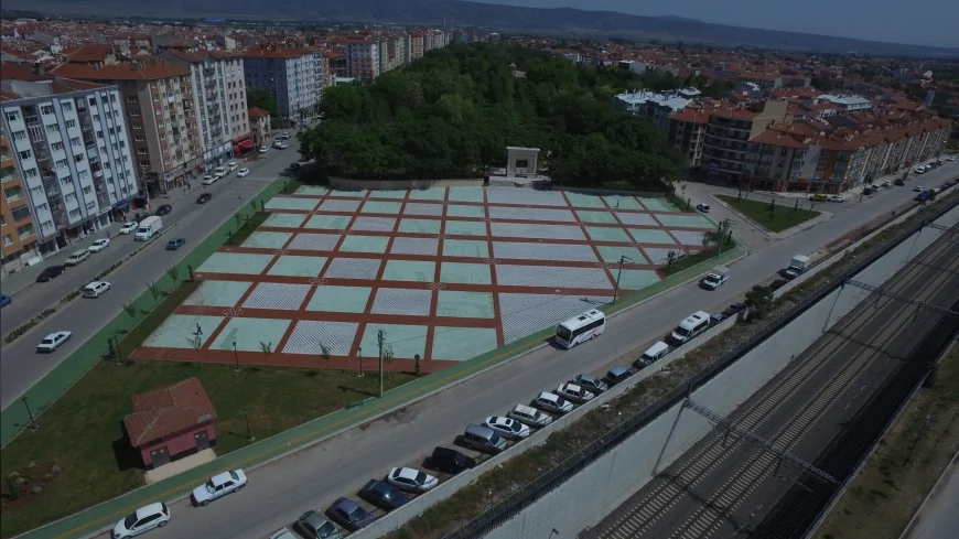 Eskişehir Büyükşehir Belediyesi Cumhuriyet Meydanı'nda uzun süreli ticari etkinliklere izin verilmeyeceğini duyurdu
