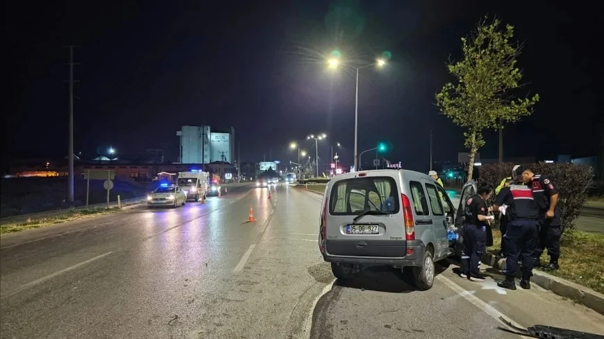 Çorum-Ankara Kara Yolunda Kaza: Refüjü Aşarak Karşı Şeride Geçen Hafif Ticari Araçta Anne ile Oğlu Yaralandı