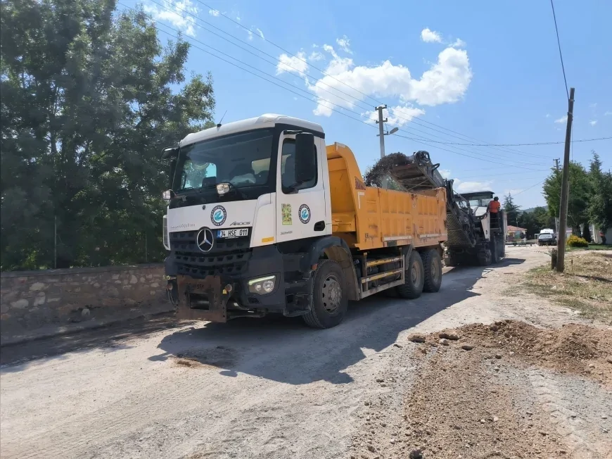 Eskişehir Büyükşehir Belediyesi Han'da Emirdağ Caddesi ve çevre yollarında ulaşım çalışmalarını sürdürüyor