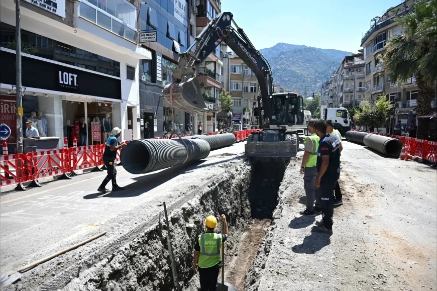 MANİSA BÜYÜKŞEHİR BELEDİYESİ MASKİ 25 YILLIK SU TAŞKINI SORUNUNU ÇÖZMEK İÇİN İZMİR CADDESİ'NDE ALTYAPI ÇALIŞMASI BAŞLATTI