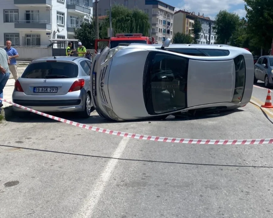 Çorum'da Park Halindeki Otomobile Çarpan Otomobil Devrildi