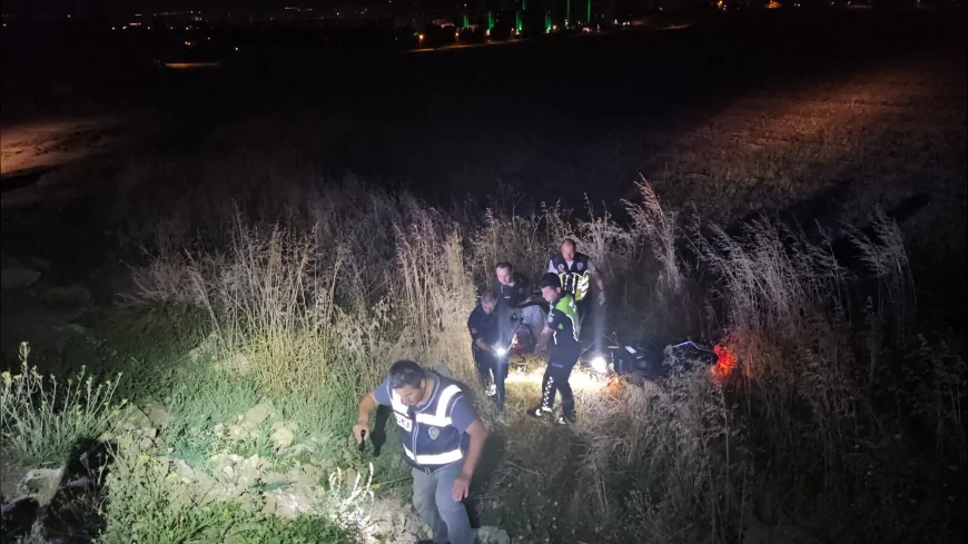 Çorum’da kontrolden çıkan motosiklet tarlaya devrildi, 2 kişi yaralandı