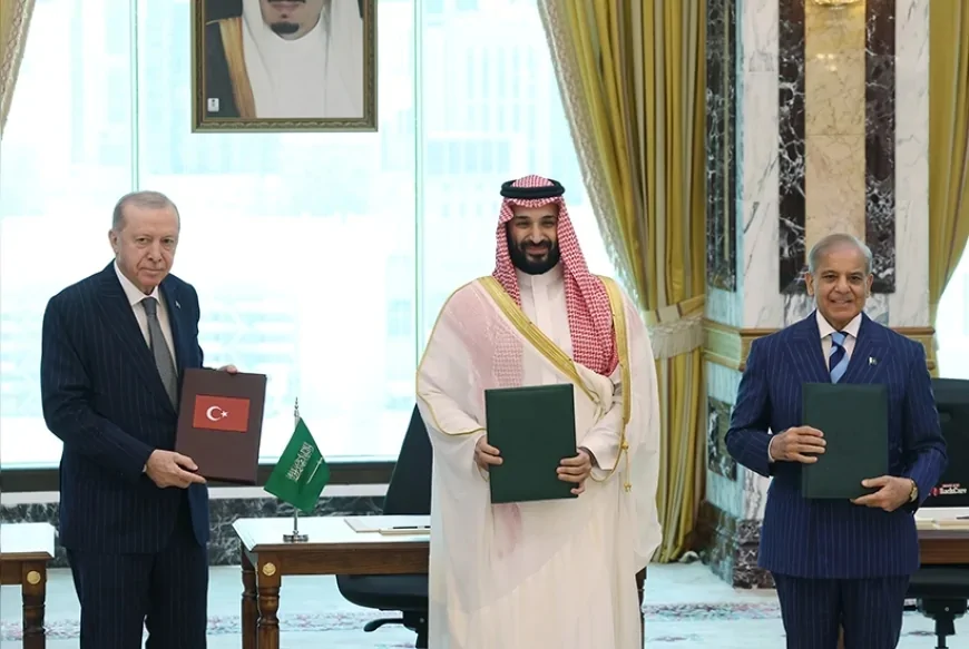 Cumhurbaşkanı Erdoğan, Muhammed bin Selman ve Şahbaz Şerif Mekke’de Ortak Savunma Anlaşması imzaladı