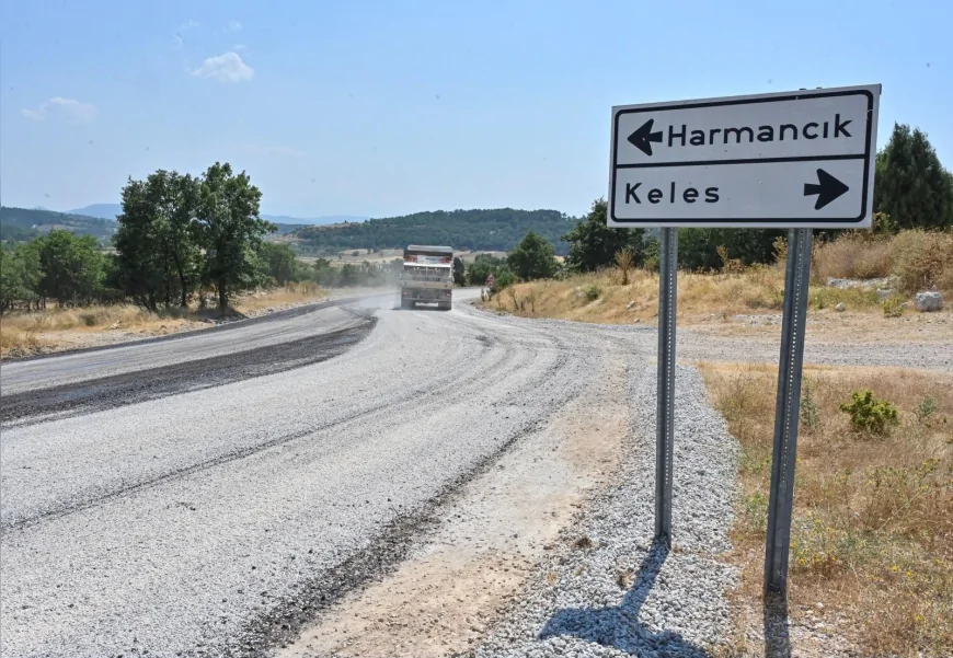 Bursa Büyükşehir Belediyesi Harmancık’ta 5 Mahallenin Yollarını Yenilemek İçin 10 Kilometrelik Sathi Kaplama Çalışması Başlattı