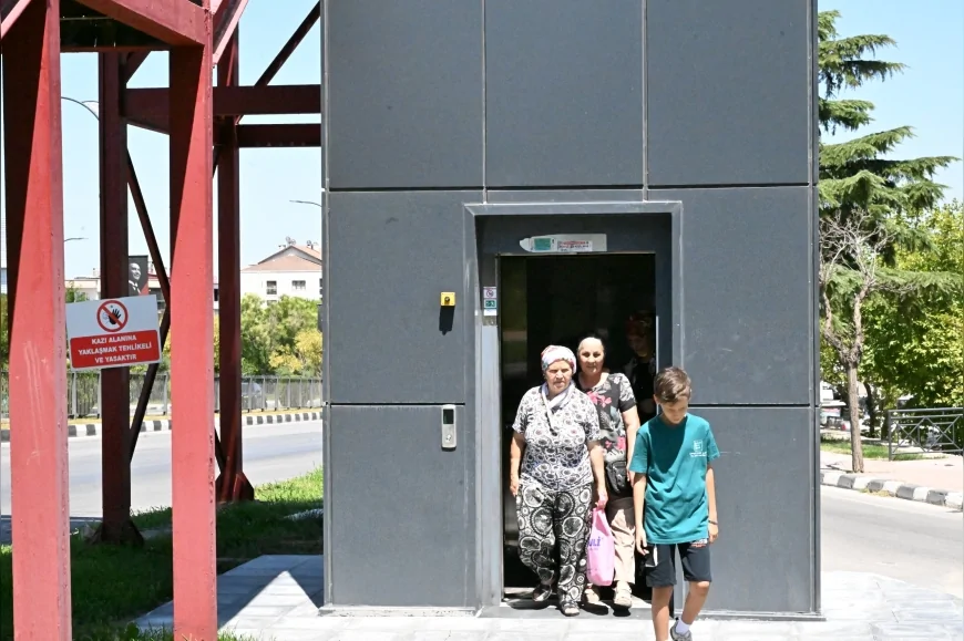 Manisa Büyükşehir Belediyesi, Kuşlubahçe’deki Kader Atabey Yaya Üst Geçidi’ne asansör kazandırdı